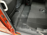 しっかりと汚れ、砂ぼこりを落とし足元まで清潔な車内空間を作り上げております♪