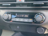 お好みの温度に合わせれば自動的に調節、オートエアコン装備。年中快適な車内。