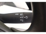 スイッチをオートに設定しておけば、車外の明るさに応じて自動的にヘッドランプを点灯・消灯します。夕暮れ時やトンネルの続く山道などを走行する時に便利なコンライトを装備しています。