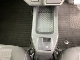 停車中にブレーキペダルを踏み続けなくてもブレーキ保持ができるオートマチックブレーキホールド機能もついております。手元で操作ができる、電子制御パーキングブレーキ。