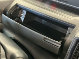 【インパネアッパーボックス】サッと取り出せてサッとしまえる、運転席の目の前にはボックスが装備されております!薄型のボックスティッシュなど収納可能☆