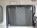 セカンドシートの窓ガラスには日よけのシェードを装備しています。強い日差しのカットに、プライバシー対策としても重宝します。
