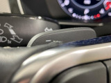 ●ステアリングパドルシフト● ステアリングホイールから手を離すことなく、指先の操作だけでシフトのアップ/ダウンが可能です。ドライバーの意思を即座に伝え、より車との一体感ある走りを楽しむことができます。