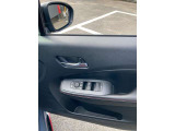 全席パワーウィンドウとなっています。運転席はオートになっているのでワンタッチ開閉することが出来ます。