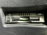 【ETC】有料道路を利用する際に料金所で停止することなく通過できる、ETC車載器(ノンストップ自動料金収受システム機器)が装備されています。セットアップを行うことで利用可能になります。