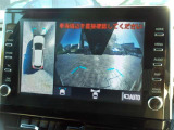 パノラミックビューモニター付きです。車両を上から見たような映像をディスプレイオーディオ画面に表示。運転席からの目視だけでは見にくい、車両周辺の状況をリアルタイムでしっかり確認できます。