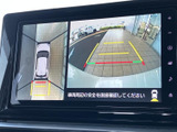 後方の映像に加えて車両周辺を上から見た表示も確認でき、駐車時の安全確認をサポートします。ガイド線も表示されるため、駐車スペースに合わせる際に便利です。