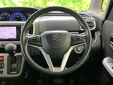 ステアリングには複数のスイッチが備わり、手元で車両の機能を扱える構成です。メーターやナビとの視線移動を抑えやすく、運転中の便利さにも配慮されています。