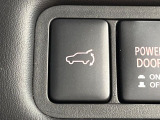 【パワーバックドア】スマートキーや運転席のボタンを押すだけでリアゲートが自動で開閉します!荷物を持っている時や、高い位置にあるバックドアを閉める際に便利な機能です♪