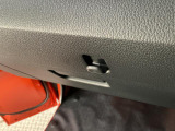 【フック】フックの用途は様々。手荷物のバッグや買い物袋、ビニール袋をぶら下げてゴミ箱にしても良いですね♪