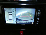 【全周囲モニター】車を上空から見下ろしたような映像をカーナビ画面に映し出し、車庫入れや縦列駐車をサポートしてくれます。