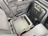 シート下にも収納BOXがありますのでいろいろと便利です。