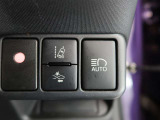 オートマチックハイビームとは、先行車や対向車のライトを認識し、ハイビームとロービームを自動で切り替える機能です。夜道の視界を確保します。詳細は販売店スタッフまでおたずねください。