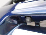 後退時に車両の後ろ側をモニター画面に表示します。車庫入れなどでバックする際に後方確認ができて便利です。車庫入れが苦手な人もこれで安心。