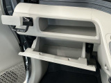 【収納部】パッと手に取りたい小物の置き場に便利。その他、沢山の収納部がございます。