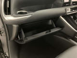 何かと便利なグローブボックス。メンテナンスノートや車検証、ちょっとしたメモと筆記用具等を入れておくとあればもしもの時にも便利ですね。