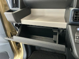【収納部】パッと手に取りたい小物の置き場に便利。その他、沢山の収納部がございます。