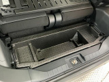 【ラゲージアンダーボックス】転がりやすい小さなお荷物などはこちらのボックスがお役立ち。スペースを有効活用しスッキリした車内空間に!