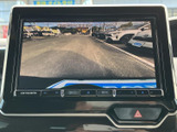 車両後方の様子を画面で確認でき、駐車時や後退時の周囲確認をサポートします。目視と合わせて活用することで、後方の状況を把握しやすく、日々の駐車をより安心して行えます。