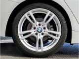 【BMWアロイホイル】軽量かつ強度に拘ったアロイホイル。走行性能ポテンシャルを引き出す設計。車の足元を引き締めてくれる大きなポイントはアロイホイルです。