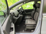 前席まわりは視界が広く、運転席から前方を見渡しやすい配置です。座面と背もたれは落ち着いた色合いで、助手席の方もゆったり過ごせる空間。乗り降りのしやすさも伝わります。