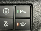 パーキングセンサーシステムは走行中に障害物が迫ると音と表示でお知らせ、低速走行時時の安心感を高めます