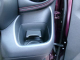 手の届く所にドリンクホルダーが有ります。