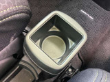 運転席と助手席間にもドリンクホルダー装備☆