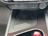 【ワイヤレス・スマートフォン充電器装着車!】 充電ケーブルをつながなくても置くだけでスマートフォンを充電してくれますので便利です。