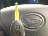 【キーレス】少し離れた場所からでもボタン一つでドアの開錠・施錠ができるのでとっても便利!ドアの鍵穴周りに傷をつけることもありません♪