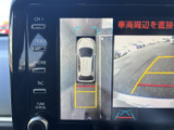 後方の映像に加えて車両を上から見た表示も確認でき、駐車時に周囲の状況を把握しやすい装備です。画面の目安線も活用しながら、落ち着いて車庫入れを行えます。