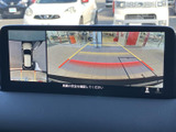 後方の映像に加え、車両周囲を俯瞰した表示も確認でき、駐車時の周囲確認をサポートします。画面上のガイド線も目安になり、狭い場所での駐車に便利です。
