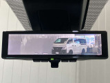 【インテリジェント ルームミラー】車両後方のカメラ映像をミラー面に映し出すので、車内の状況や、天候などに影響されずいつでもクリアな後方視界が得られます!