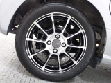 ホイールは車のデザインにマッチした専用タイプです。