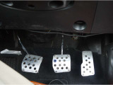 雰囲気も上がるアルミペダルカバーをインストール、ただこの車両はあまり峠を攻めていた形跡は無いですが(^^)/