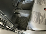 しっかりと汚れ、砂ぼこりを落とし足元まで清潔な車内空間を作り上げております♪