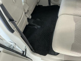 しっかりと汚れ、砂ぼこりを落とし足元まで清潔な車内空間を作り上げております♪