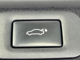 【パワーバックドア】スマートキーや運転席のボタンを押すだけでリアゲートが自動で開閉します!荷物を持っている時や、高い位置にあるバックドアを閉める際に便利な機能です♪
