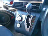 こまめな温度管理のできるオートエアコンがついたお車です