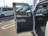 ドアを開けた際に運転席と室内の様子が見渡せ、乗り込む前の確認もしやすい造りです。窓から外の景色を確かめやすく、ドア下部には小物を置けるスペースもあります。