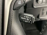クルーズコントロール機能が付いています。 速度を設定するとアクセルを踏まなくても一定の速度で走ることができます。  高速道路ではとても便利な装置なんです。
