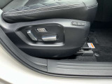 運転席は、電動パワーシート完備です!ドライビングポジションを決めるのも楽々です!