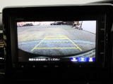 バックカメラの画像です。ガイドラインがスムースな車庫入れをサポートいたします。車庫入れの安心感がアップしますね。