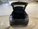 バックドアを上げた状態です。シートのアレンジ次第で荷室のスペースが広くなります!用途に合わせて快適な室内を!