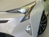 【LEDヘッドライト】悪天候や夜間走行時も良好な視界を確保し安心して運転できる高輝度LEDヘッドライトを装備!点灯速度が早く、消費電力も抑えられています。