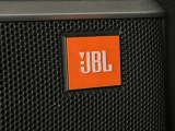 【JBLサウンドシステム】メーカーオプションの高品位サウンドシステムを搭載。専用のチューニングが施された大小様々なスピーカーから良質なサウンドが奏でられ、臨場感あふれる音響空間を演出します。