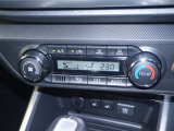 【オートエアコン】設定した温度になるように車が自動で風量や吹き出し口、冷暖房の強さを調整してくれるエアコンです。一度温度を設定すれば、自動で快適な室温を保ってくれるので運転に集中しやすいですよ♪