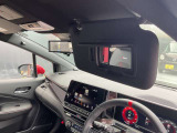 運転席には鏡付きのサンバイザーが付いていますので便利です。