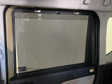 【格納式シートバックテーブル】車内でのお食事などで活躍♪カップホルダーも備えています。