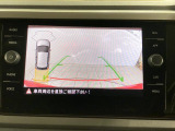 ギアをリバースに入れると車両後方の映像を映し出します。画面にはガイドラインが表示され、車庫入れや縦列駐車などの際に安全確認をサポートします。